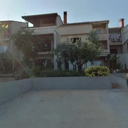 Karlo, Apartman