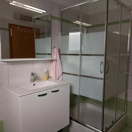 Apartman Karlo, Póla