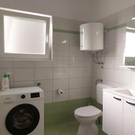 Apartman Karlo, Póla